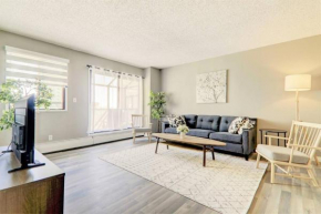 Top Floor 2BR, Stampede & Free Parking by Doorbed